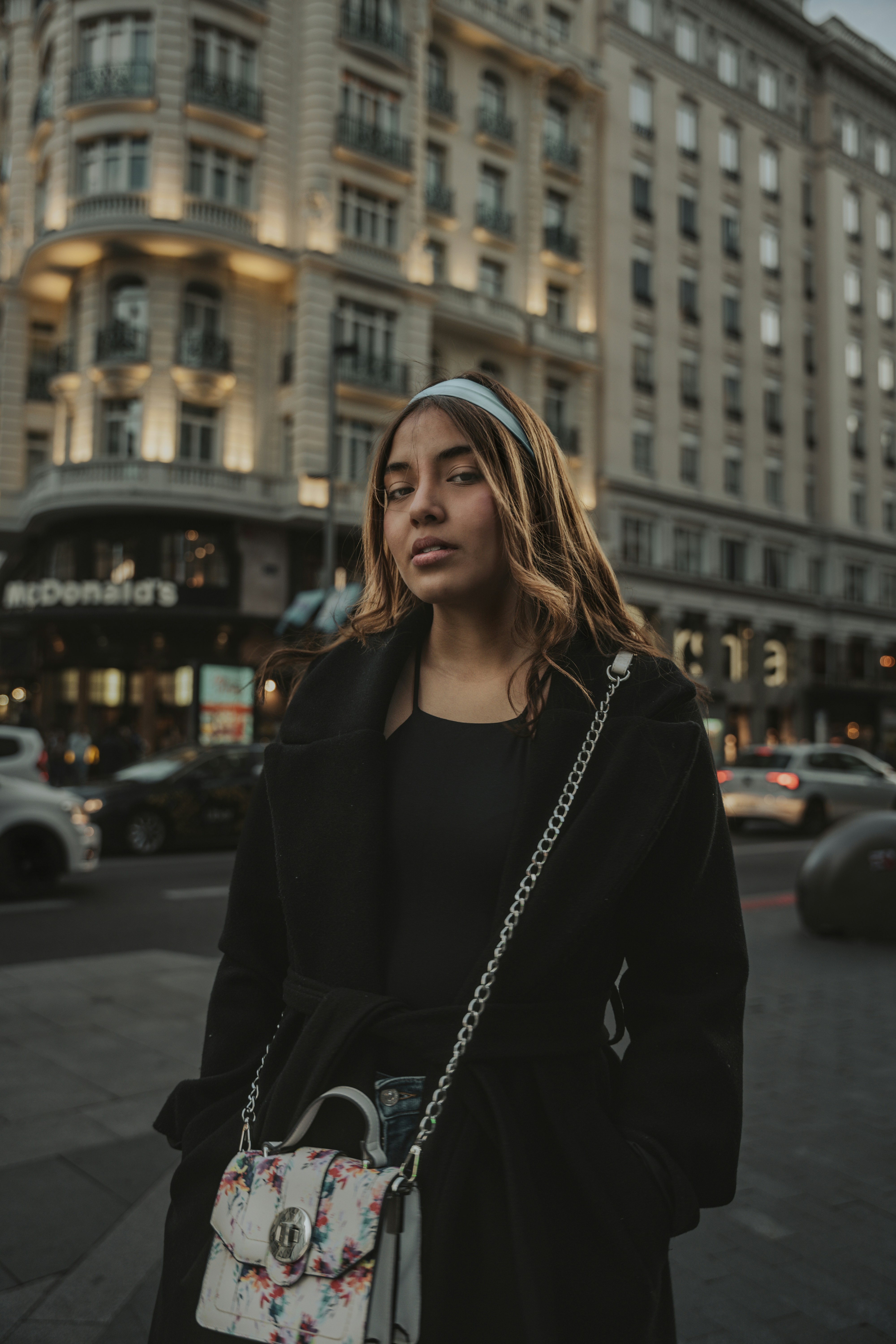 Retrato de una mujer en una calle urbana